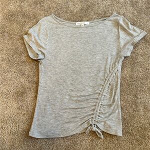 ANTISTAR RIBBED RUCHED  gray cropped short sleeve top